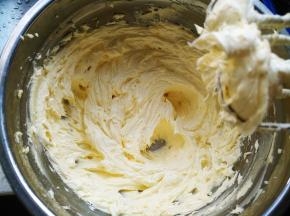 用电动打蛋器打发至蓬松