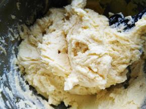 用刮刀搅拌均匀