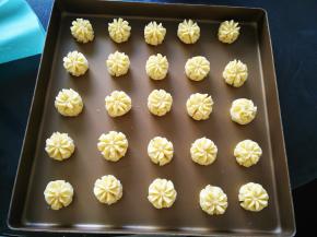 在不粘烤盘上挤花