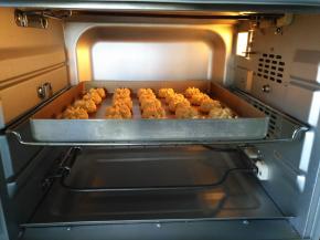 放入预热好的烤箱中层上火130度下火120度，烘烤30分钟