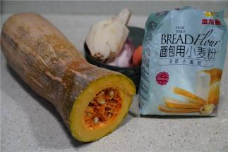 这款菜谱用到了老面瓜，金龙鱼面包用小麦粉，莲藕，胡萝卜，猪肉