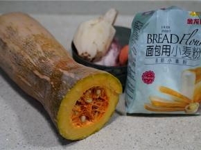 这款菜谱用到了老面瓜，金龙鱼面包用小麦粉，莲藕，胡萝卜，猪肉
