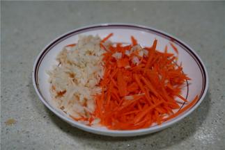 将莲藕及胡萝卜去皮刨丝备用。