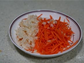 将莲藕及胡萝卜去皮刨丝备用。