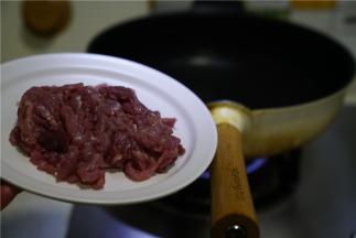 锅里加油，微热之后加入切好的肉丝，中火煸炒至肉丝出味至熟。