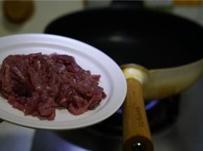 锅里加油，微热之后加入切好的肉丝，中火煸炒至肉丝出味至熟。