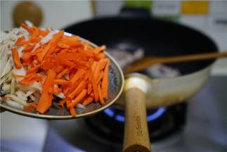 然后将藕丝及胡萝卜丝下锅，同炒至出味。加适量的细盐料酒调一下味。