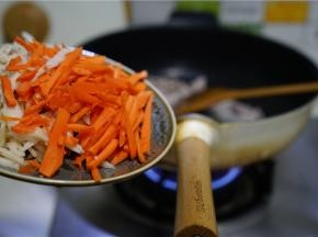 然后将藕丝及胡萝卜丝下锅，同炒至出味。加适量的细盐料酒调一下味。