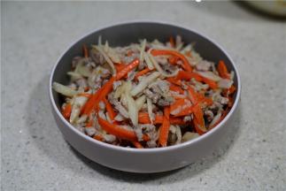 如图就是炒好的馅料，放凉备用就可以。