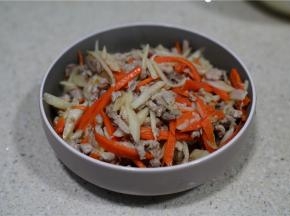 如图就是炒好的馅料，放凉备用就可以。