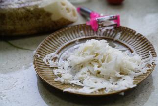 给老人家或是小朋友们做，那馅料就要用果蔬刨刨成薄片或是薄丝状，再剁细了。