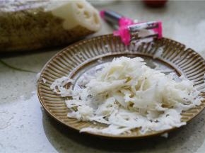 给老人家或是小朋友们做，那馅料就要用果蔬刨刨成薄片或是薄丝状，再剁细了。