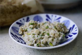 配上肉末葱花来配炒，炒好了放凉备用就可以。