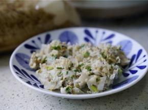 配上肉末葱花来配炒，炒好了放凉备用就可以。