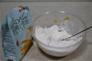 然后金龙钱面包用小麦粉混合蒸好的南瓜泥，并加入适量的酵母，面粉不要一次性加完，一边揉一边试着加面粉。