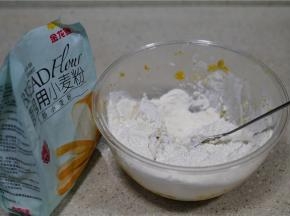 然后金龙钱面包用小麦粉混合蒸好的南瓜泥，并加入适量的酵母，面粉不要一次性加完，一边揉一边试着加面粉。