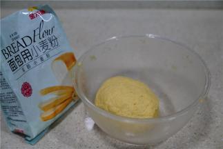 揉至面团光滑抱团，然后微醒一下.