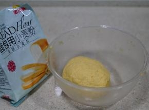 揉至面团光滑抱团，然后微醒一下.
