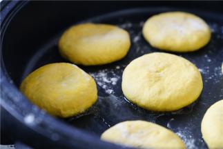 将包好的南瓜饼码放在煎烤锅里，再压至面饼微扁。