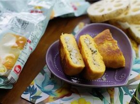 先油煎至南瓜饼外表微微起焦壳，然后再加入适量的清水，焖至南瓜熟出味熟透就可以啦。