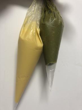 两种面糊加入裱花袋，放冰箱冷藏一小时