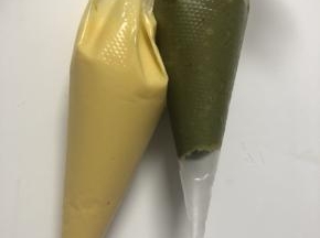 两种面糊加入裱花袋，放冰箱冷藏一小时