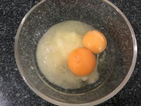 鸡蛋磕入白糖内搅拌至白糖溶化