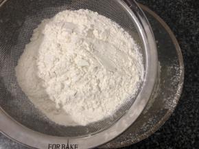 过筛入低粉搅拌均匀
