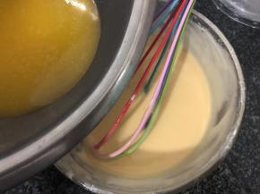 黄油隔水融化，加入面糊内