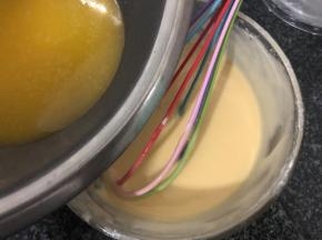 黄油隔水融化，加入面糊内