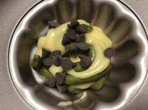 一小时后拿出回温，随意挤入模具，放入巧克力