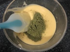 取一半的面糊加入抹茶粉搅拌均匀