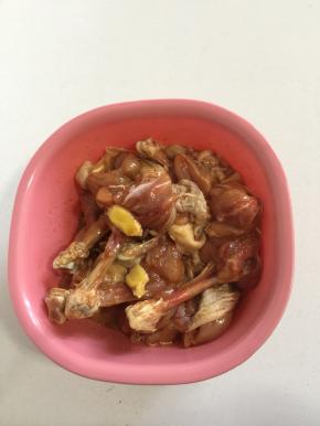 处理好的鸡腿加入姜片，料酒，盐，生抽，玉米淀粉抓匀。