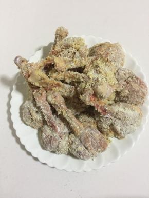鸡腿先均匀的裹上一层玉米淀粉，再放进蛋液中裹上一层蛋液，最后放进面包糠中均匀的裹满面包糠，用手稍微压实一下备用。
