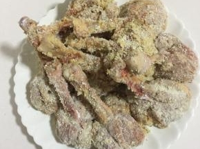 鸡腿先均匀的裹上一层玉米淀粉，再放进蛋液中裹上一层蛋液，最后放进面包糠中均匀的裹满面包糠，用手稍微压实一下备用。