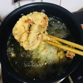 炸至鸡腿表皮金黄酥脆，用筷子戳一下，可以很轻松的穿过鸡肉，就说明鸡腿炸好啦！