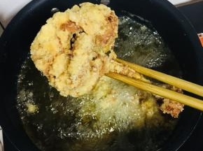 炸至鸡腿表皮金黄酥脆，用筷子戳一下，可以很轻松的穿过鸡肉，就说明鸡腿炸好啦！