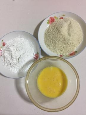 准备好玉米淀粉，面包糠，鸡蛋打散备用。