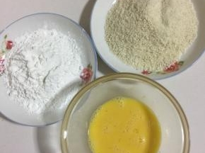 准备好玉米淀粉，面包糠，鸡蛋打散备用。