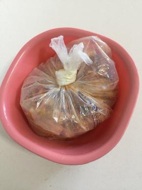 放入保鲜袋中腌制半天，中途记得翻面哦！q