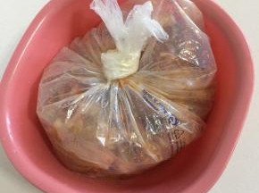 放入保鲜袋中腌制半天，中途记得翻面哦！q