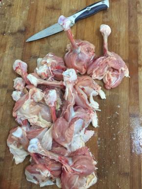 鸡腿解冻后清洗干净，用锋利的小刀在鸡腿的两侧划一刀，然后用刀在鸡腿的根部切一圈，  切断肉和筋，将鸡肉向下刮到底，向外扣裹紧，形成球状即可。如图