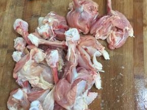 鸡腿解冻后清洗干净，用锋利的小刀在鸡腿的两侧划一刀，然后用刀在鸡腿的根部切一圈，  切断肉和筋，将鸡肉向下刮到底，向外扣裹紧，形成球状即可。如图