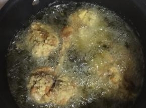 锅烧热倒入适量的油烧至七成热，放入鸡腿，大火炸至定型后，调中小火慢慢的炸。中途记得用筷子翻面儿。