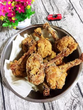 炸好的鸡腿放在吸油纸上吸干多余的油即可食用啦！