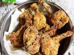 炸好的鸡腿放在吸油纸上吸干多余的油即可食用啦！