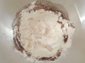 把主料中（除黄油和盐）以外的其它材料全部放入厨师机盆里。