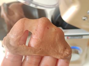 大概10分钟左右，可以拉出这样的膜，放入盐和软化好的黄油了，继续揉。