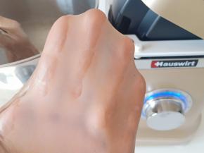 10分钟左右可以揉出有韧性的手膜。