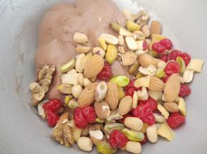 倒入坚果，厨师机一档揉几下就可以（把坚果混在面团里就可以了，时间不宜长）